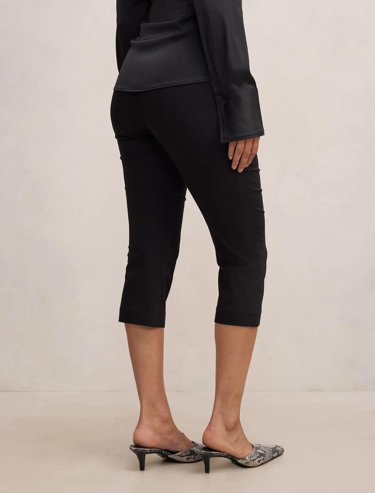 Alexis Flared Hem Capri Black