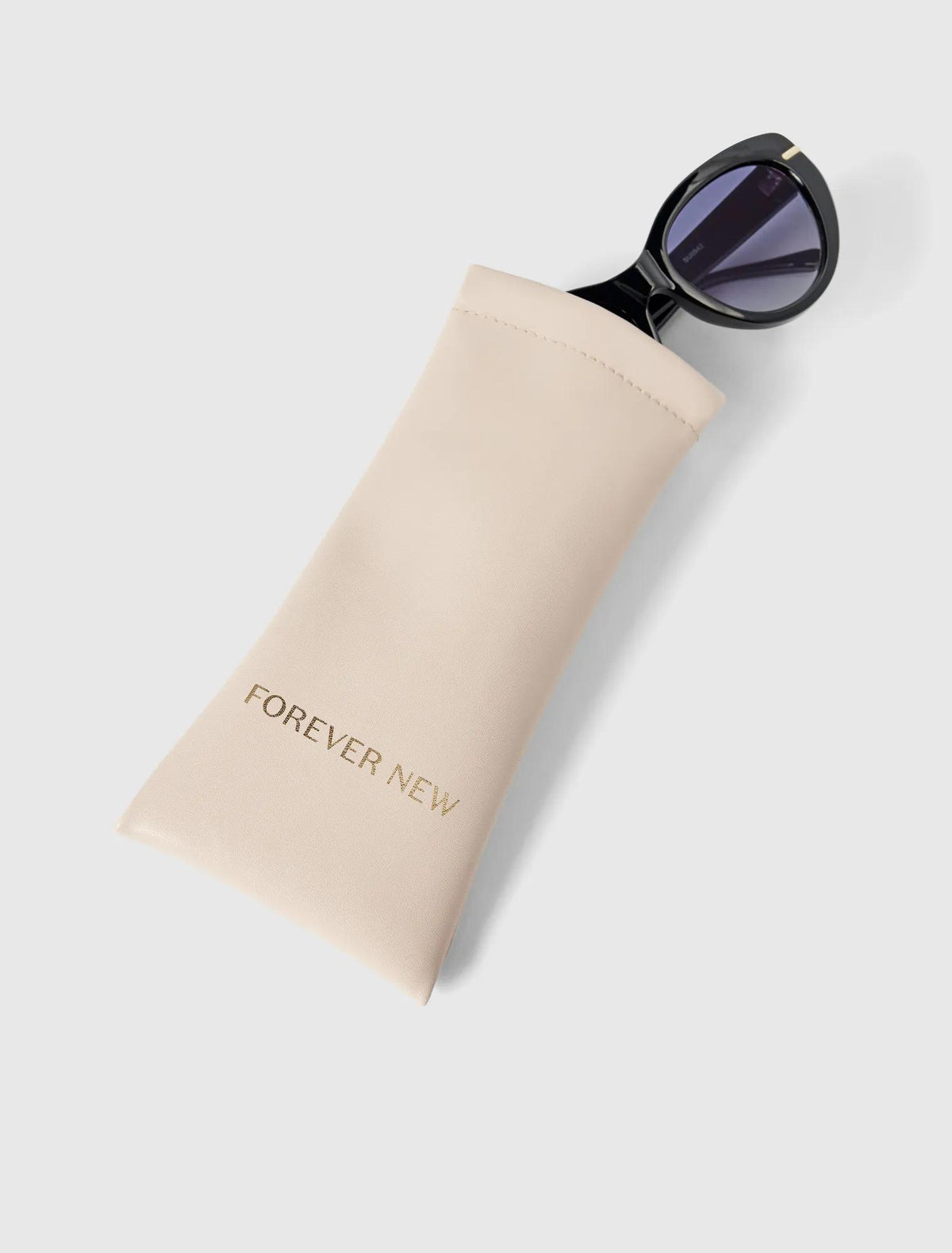 Cici Cateye Sunglasses Black_mannequin
