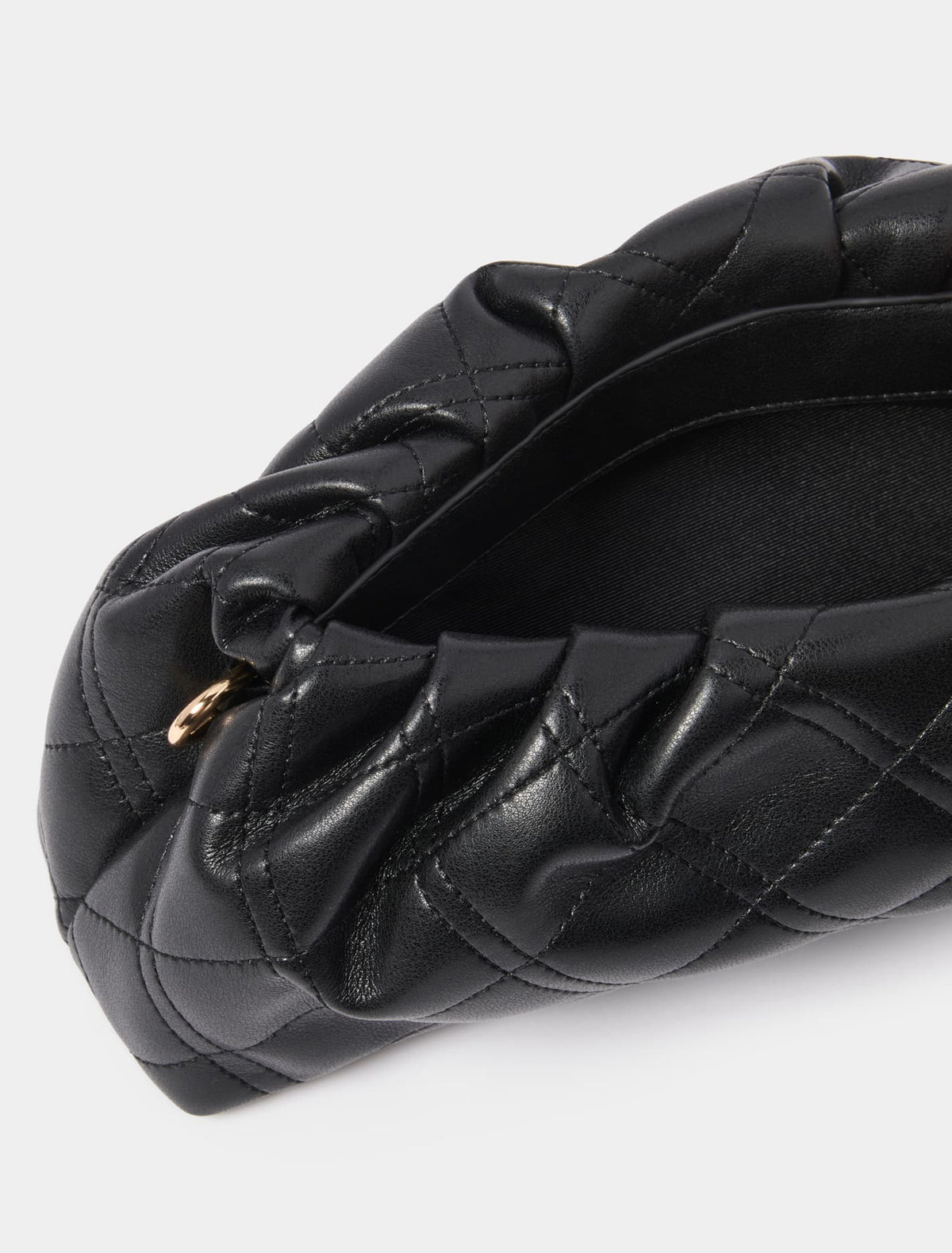 Signature Saskia Soft Quilt Clutch Black_mannequin