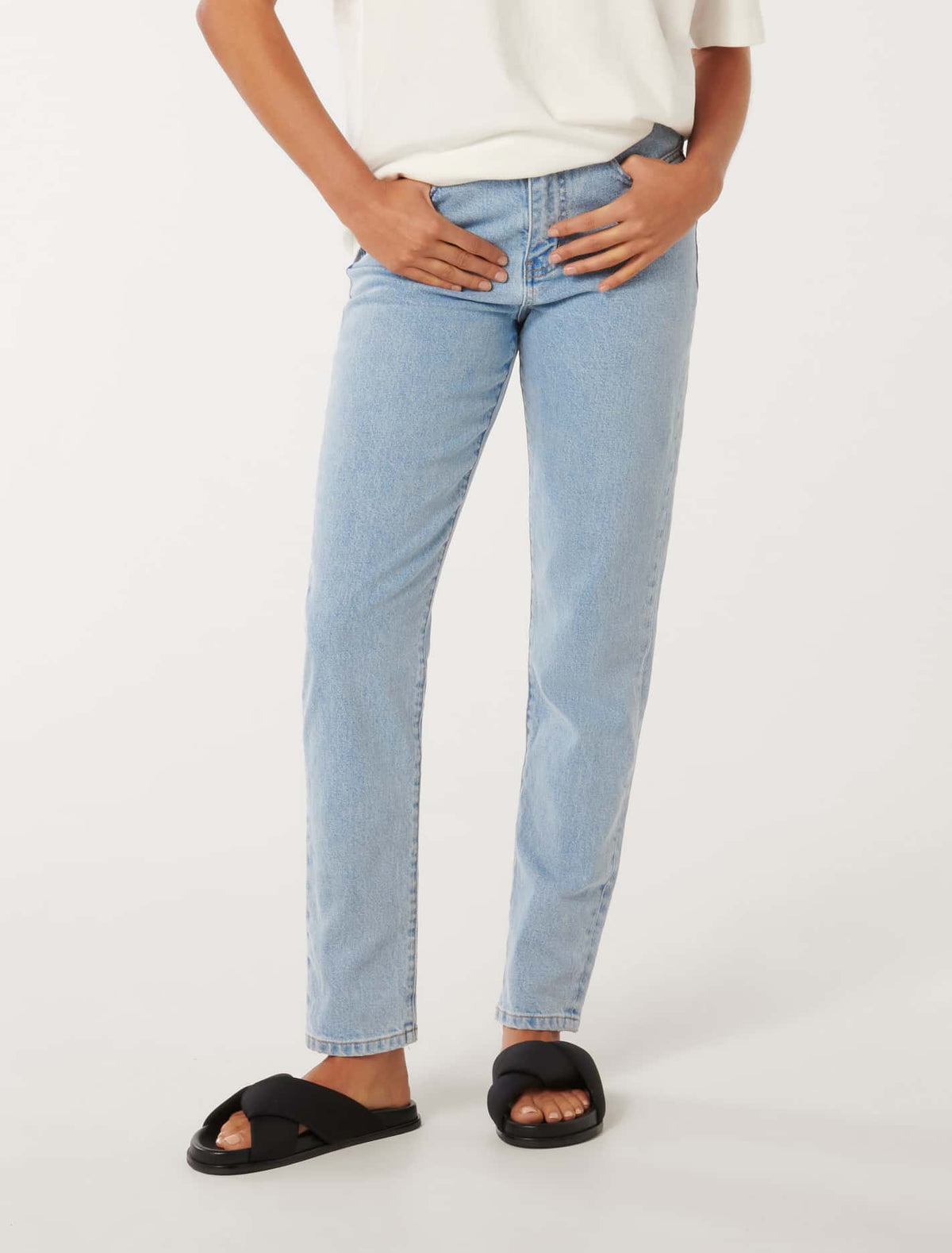 Alyssa Slim Straight Jean Light Wash